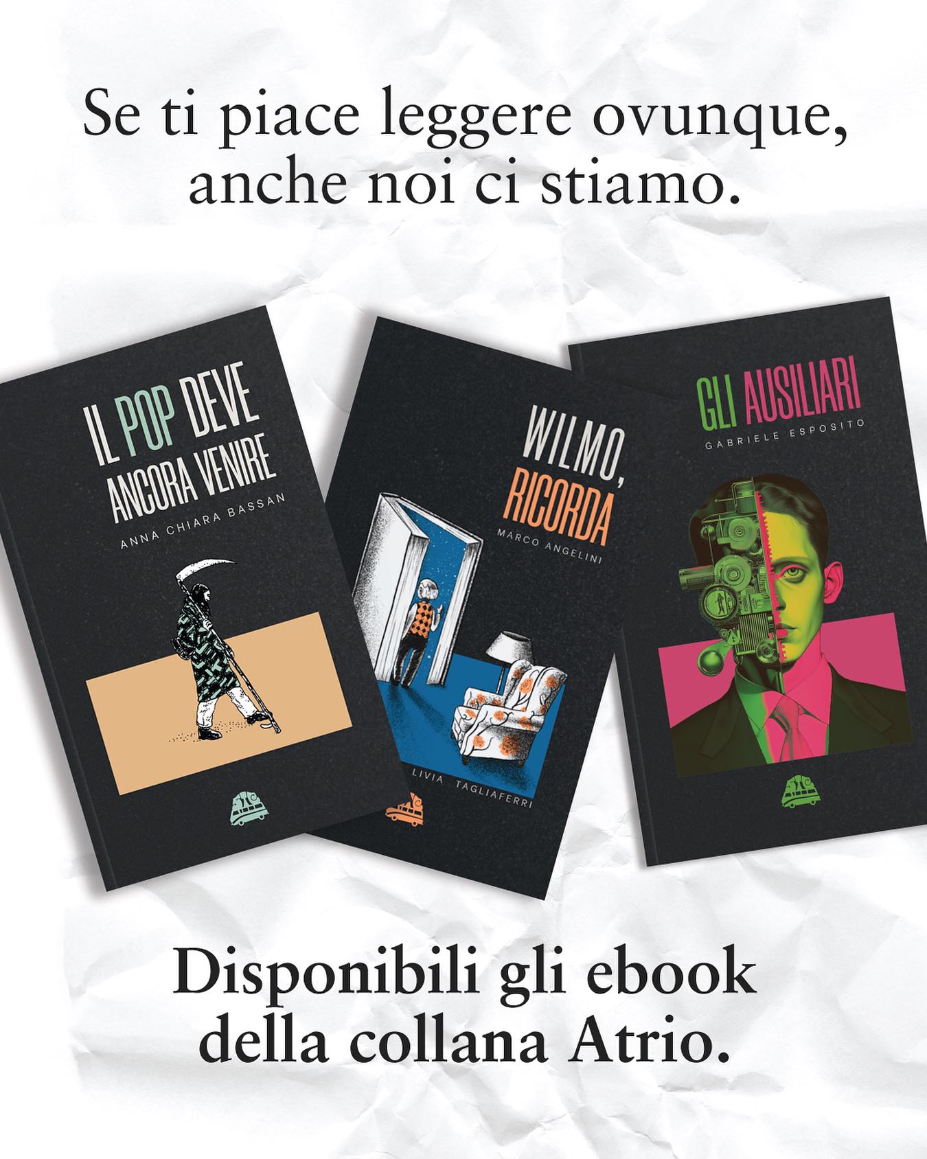 La collana Atrio è fatta di libri che stanno sulla soglia. Non gridano, non fanno algoritmo, ma si infilano piano e, se li lasci entrare, cambiano l’aria nella stanza.

Da oggi, questi libri li puoi trovare anche in formato ebook, direttamente dal nostro sito.
📲 Niente piattaforme giganti, niente intermediari, niente abbonamenti infiniti che ti dimentichi di disdire. Solo noi, voi e i libri.

Ci piace la carta — tanto, tantissimo — ma crediamo che la forma non debba essere una barriera. Ci piace l’idea che chi legge possa farlo ovunque: su un treno, in viaggio, di notte con la luce spenta e senza occhiali.

Gli ebook non sostituiscono nulla. Sono solo un’altra porta per entrare nell’Atrio.
Perché le storie non stanno ferme: viaggiano e, come noi, sono vagabonde.

🖤
I titoli della collana Atrio sono disponibili in ebook su stcedizioni.com