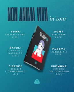 NON ANIMA VIVA in tour
dal 19 novembre al 18 gennaio

Un libro minuscolo e fortissimo, che abbiamo seguito parola per parola e che ora, finalmente, parte per incontrare il mondo.

“Non anima viva” di Magda Inari è la storia di due sorelle adolescenti rimaste sole dopo la fuga della madre, in un piccolo paese del trapanese.
Attorno a loro: colpa, vergogna, silenzio, libertà.
È un romanzo che non spiega e non consola: ascolta.
Una lingua asciutta, tesa, poetica, capace di raccontare la ferita e la sopravvivenza con la stessa precisione.
L’autrice scrive sotto pseudonimo e non partecipa agli eventi.
Per questo ogni incontro sarà un piccolo rito di voce e di ascolto: a raccontarlo saremo noi della redazione, a leggere sarà talvolta l’attrice @chiaravincigram, che porta in scena le parole del libro restituendone la forza, la fatica e la grazia.
Non una presentazione tradizionale, ma un momento narrativo e performativo, di condivisione.

📍
ROMA – @tomolibreriacaffe, 19/11
NAPOLI – @ilcortilenascosto, 22/11
PADOVA – @librosteria_padova, 23/11
ROMA – @bibliobar_roma, 26/11
FIRENZE – @l.ornitorinco, 11/1
CREMONA – @libreriadelconvegnocremona, 18/1
+ tante ancora da annunciare 🚐

Un piccolo tour, costruito passo dopo passo insieme a librerie che stimiamo e che sanno ancora accogliere i libri come si accoglie una persona.

Senza vetrine, senza rumore, ma con quella cura lenta che somiglia a noi.
Ci vediamo lì ❤️

#nonanimaviva #stcedizioni #magdainari #letture #reading #editoriaindipendente #tourletterario