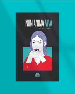 È arrivato. 

“Non anima viva” di Magda Inari è finalmente qui, stampato, impacchettato, pronto a girare per librerie. È sempre strano quando un libro passa dal computer alla carta: lo aspetti per un po’, e quando arriva fa quell’effetto strano che fanno solo i libri veri. Lo prendi in mano e ti sembra di conoscerlo già.

“Non anima viva” è un romanzo che racconta di tante cose. Di come si cresce dentro sistemi di potere troppo vecchi per sembrare ingiusti, di come si impara a usare la rabbia, a difendersi, a parlare quando nessuno ascolta.

C’è la Sicilia, ma non quella dei paesaggi o dei dialetti: è una Sicilia domestica, ferma, quasi interiore, che respira come un personaggio e detta il ritmo di tutto il resto. C’è una lingua ruvida, precisa, piena di corpo, che non fa concessioni. C’è una tensione costante tra ciò che si tace e ciò che preme per uscire.

Magda Inari è uno pseudonimo: l’autrice non si mostra alle presentazioni, non si fa vedere. E ci sta bene così, perché il libro parla benissimo da solo. È un romanzo pieno di sostanza, di ritmo, di vita trattenuta. Un libro che abbiamo aspettato, limato e poi deciso di non toccare più.

“Non anima viva” esce oggi per STC Edizioni, nella collana Atrio. Ordinatelo ora dal nostro sito o nella vostra libreria di fiducia.