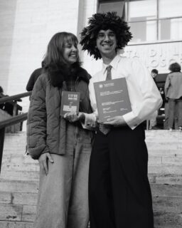 Scrivo queste righe a due giorni dalla proclamazione della laurea di Tommaso, con una tesi dal titolo “Homo homini canis. Rapporti interspecie e ruoli di genere ne ‘Il pop deve ancora venire’ di Anna Chiara Bassan”. A distanza di due giorni, ancora, quello che è successo non sembra vero. Aver seguito e assistito, negli scorsi mesi, Tommaso nella stesura delle 165 pagine che compongono questa tesi è stato una fortuna non da poco, così come lo è stato partecipare, due anni fa, alla creazione di “Il pop deve ancora venire”, scritto da Anna ed editato da Benedetta. Quando ho incontrato Tommaso, questo libro, il primo della nostra casa editrice, il primo della nostra collana Atrio — questo meraviglioso, iconico libro generazionale, il Pop insomma — era in procinto di nascere. La lettura che Tommi ne aveva fatto all’epoca era stata, a tutti gli effetti, uno fra i primi dei molti, enormi contributi che avrebbe dato a STC, ma mai avrei pensato che potesse nascerne un contributo di ben altro tipo, di natura accademica, mai avrei pensato che una laurea magistrale potesse essere conseguita sotto il segno del Pop. Mai avrei pensato di poter abbracciare Anna, in lacrime per una tesi intera scritta sul suo libro, mentre la relatrice del mio amico, mio fratello, mia guida, ne proclama la riuscita, e l’uscita, con 110 e lode, Tommaso Z. Contò, dottore dell’interspecie, della cura, della liberazione animale: a distanza di questi due anni dico che il pop lo stiamo scrivendo ora, insieme ad Alessandro, Benedetta, Fabrizio, Ludovico. Il mio ringraziamento però, inzaccherato di lacrime, va ora ad Anna, per il libro che ha regalato alla nostra casa (e per i prossimi che scriverà, se lo vorrà), e a Tommi, che è riuscito a mostrarmi delle cose, tante cose, che nel Pop non avevo mai visto, e a insegnarmi, insegnarci, che la letteratura oggi può e deve ripartire dal margine, che qualsiasi testo può essere letto con lente ecocritica, e che quando il testo è bello come il Pop è un piacere che vale il triplo. Vi amo, un milione di questi giorni.

-Giulio

P.S. Se volete ordinare una copia de “Il pop deve ancora venire”, potete farlo a 10 euro, con il codice “TOMMI10”, dal nostro sito 😝