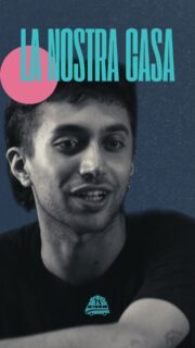 Le nostre collane hanno i nomi delle stanze di una casa.
Non per vezzo architettonico, ma perché ci piace pensare ai libri come a spazi abitabili, con porte che si aprono e chiudono, stanze che comunicano fra loro e qualche finestra sempre aperta.

Atrio è la soglia, il punto in cui si arriva e si resta un attimo sospesi: né fuori né dentro, con ancora addosso la pioggia o la polvere di strada. È la collana della narrativa, dove i romanzi si presentano così, in controluce, indecisi sul tono da usare.

STC significa Storie che Tornano a Casa.
Quando lo abbiamo scelto non era un manifesto, era un desiderio: che i libri, le persone, le storie potessero avere un posto in cui tornare, anche se nel frattempo erano passati da mille altri luoghi.
Non crediamo in un’editoria stanziale, con un indirizzo fisso e orari d’apertura. Ci piace chiamarla editoria vagabonda: quella che si muove con gli zaini, che si appoggia dove trova amichɜ, che non ha paura di dormire sul divano di qualcunə pur di esserci.

Ma anche un’editoria così, che gira, attraversa, devia, a un certo punto ha bisogno di una casa.
E la casa, per noi, è sapere che ogni libro nasce da una comunità — di scrittorɜ, lettorɜ, libraiɜ, persone che leggono e discutono.

Quando diciamo “storie che tornano a casa” parliamo di un ritorno alla prossimità: libri che non cercano di piacere a tuttɜ, ma che trovano chi li riconosce; storie che circolano per mano, non per algoritmo; persone che si incontrano davvero, ai reading, sui Flixbus, nei messaggi scambiati la notte dopo una presentazione.

Facciamo un’editoria piccola, sì, ma non solitaria.
Ogni libro che pubblichiamo è una casa aperta — a chi arriva, a chi passa, a chi resta.
E se vi va, potete entrare anche voi: c’è sempre una stanza libera, una storia che aspetta di tornare, una luce accesa nell’atrio.