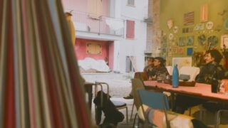 Siamo andatɜ, sì. A Casa Praglasso, su quella curva di montagna dove il telefono non prende e il tempo si siede a fumare. Abbiamo portato taccuini, macchine fotografiche, una chitarra, mille paranoie e la certezza che Minifesto non è un libro ma una condizione: stare insieme, pensare insieme, rompere insieme.

Abbiamo scritto in cucina e in giardino, dormito poco, cantato male, parlato troppo. Ci siamo presɜ in giro e abbracciatɜ, abbiamo discusso di capitalismo e allevamenti. C’era @dan_emme che leggeva un paragrafo, @mala_scripta che ne tagliava un altro, @_malanna che fotografava i margini del bosco o le bottiglie vuote sul tavolo.

A un certo punto abbiamo capito, grazie a chi ci ospitava (@_sabla_ @spazio_lena17), che la residenza era già il Minifesto: quella cosa collettiva, rumorosa, disordinata, dove non c’è un capo ma un cerchio. Dove ognunə porta un pezzo di sé, di rabbia, di dolcezza, e lo lascia sul tavolo accanto al caffè e ai mozziconi.

“Minifesto II” — quello sull’ambiente, sull’aria che finisce e su tutto ciò che resta — è nato così, tra mani sporche d’inchiostro e mani che stringono altre mani.

È successo davvero, e succederà ancora.
Perché Minifesto non si pubblica: si vive.

✊🏽🪧❤️‍🔥